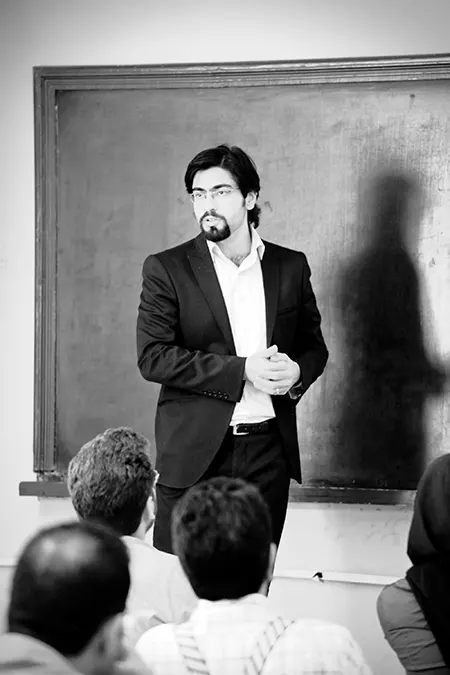 Seyed HamidReza Azimi teaching digital marketing at University of Tehran Faculty of Entrepreneurship in 2011